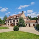 Le Domaine du Moulin des Planches vous accueille pour vos manifestations publiques ou privées, mariages, séminaires à la journée ou privatisation pour une période plus longue. À une heure de Paris, le moulin est entouré d’une nature préservée. Ce cadre rural, à la fois magnifique et serein, évoque des rêves de tranquillité. Dans ce vieux moulin situé au bord de l’Avre, le silence enveloppe les visiteurs, qui sont séduits par l’accueil chaleureux offert dans ce lieu romantique. Pour assurer des nuits paisibles, 16 chambres insonorisées avec salle de bains sont à disposition. Dès le matin, diverses activités de détente s’offrent à vous : balades à vélo, pêche à la truite, parcours santé, randonnées sur le sentier GR 22, golf et équitation.